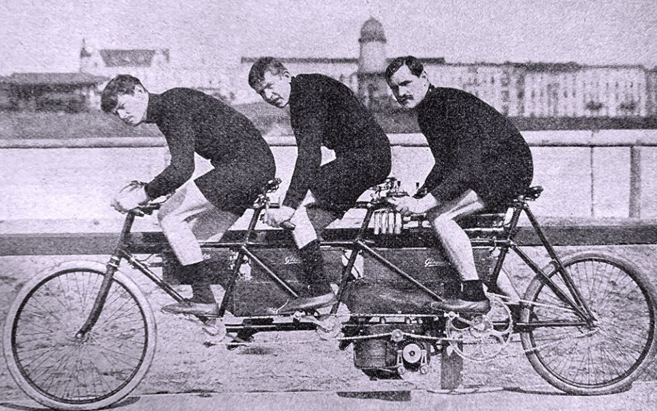 Drei Männer auf einem Fahrrad mit Motorantrieb (© iStockphoto/clu)