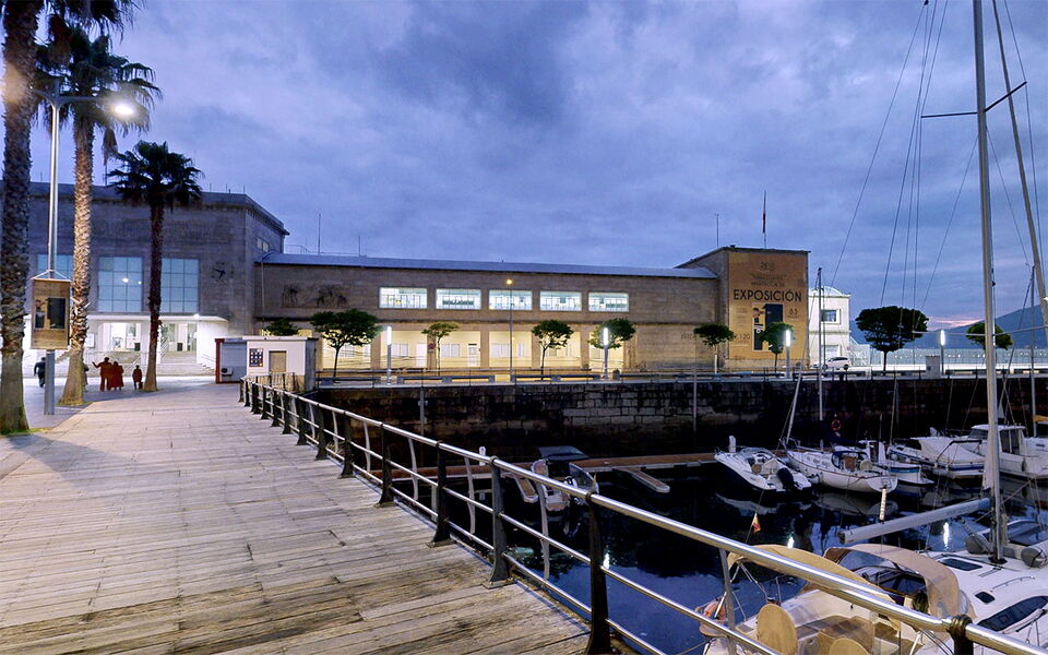 Die Ausstellungshalle der Poster-Biennale am Hafen von Vigo, Spanien. (© Bodegas Terras Gauda, S.A.)